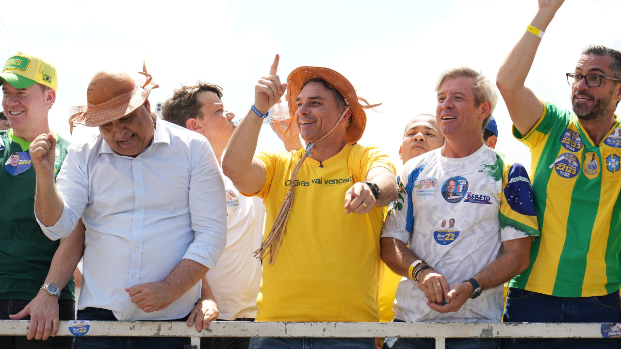Alfredo Gaspar e Flávio Bolsonaro em ato de campanha em Maceió, capital de Alagoas / Crédito: Charles Vieira