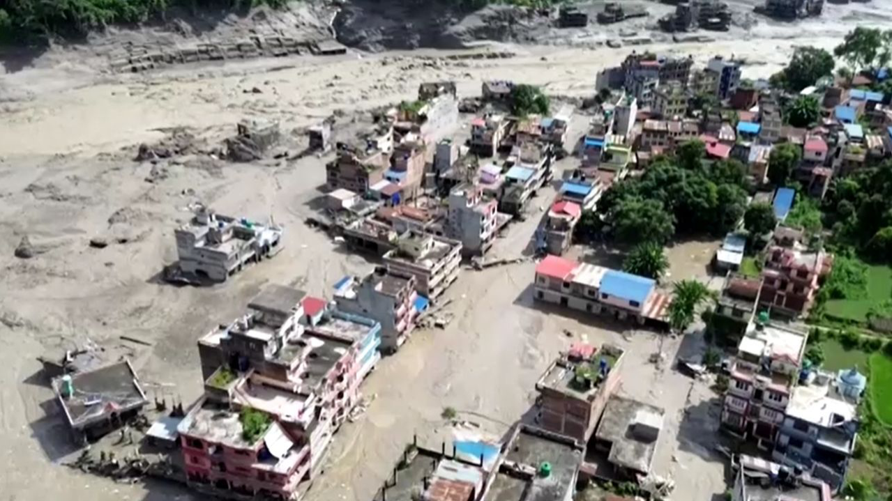 Uma enchente de grandes proporções atingiu a região de fronteira entre o Nepal e o Tibete, na China, após o colapso de uma geleira no Himalaia. 