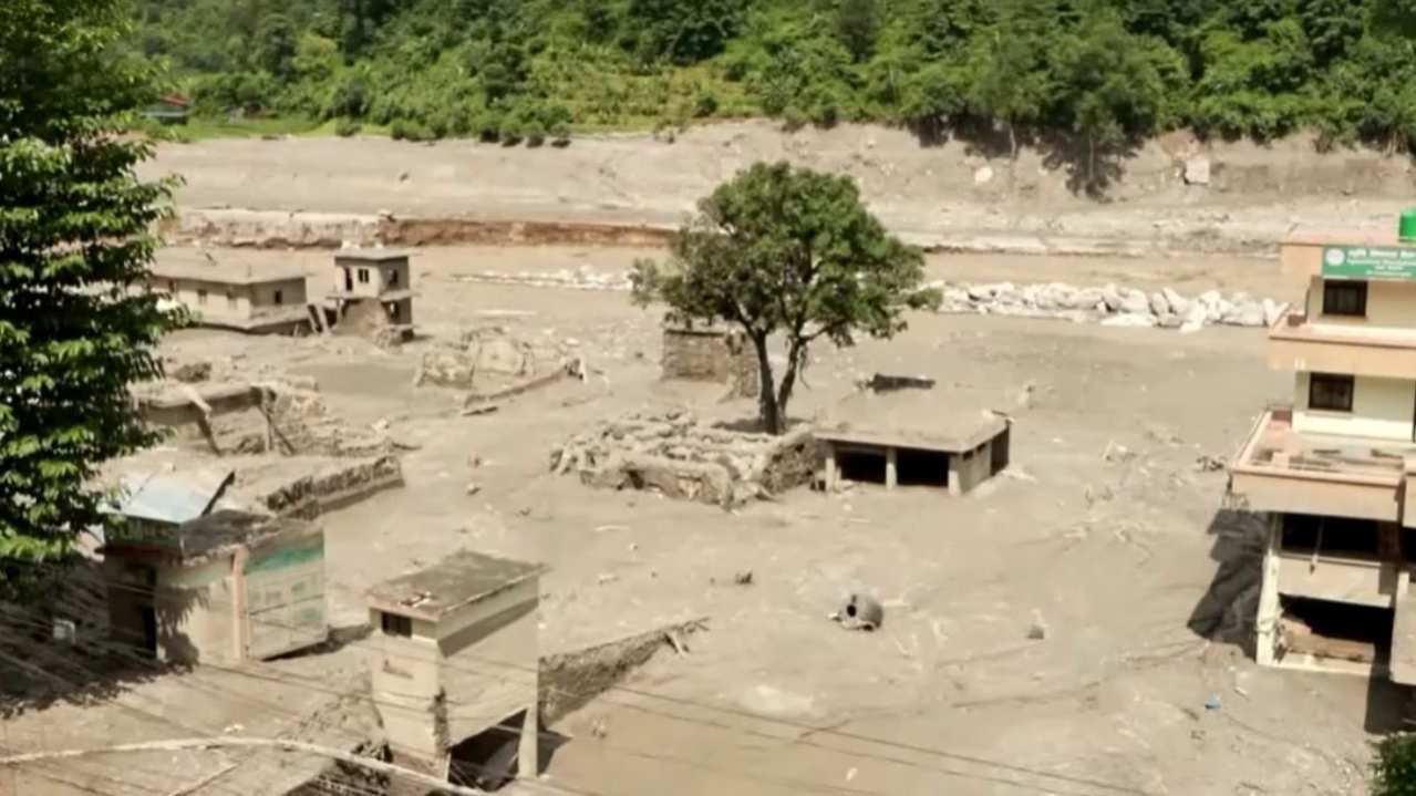 Um lago formado após as fortes inundações na região de fronteira entre o Nepal e a China transbordou nesta sexta-feira (28), aumentando o risco de novas enchentes.