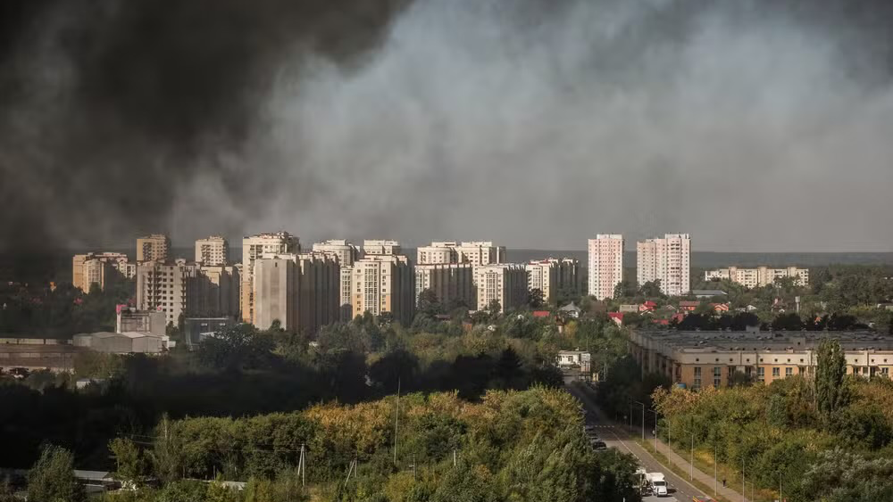 Fumaça sobe sob uma área residencial após um ataque de drone russo, em meio ao ataque russo à Ucrânia, na região de Kiev, Ucrânia, 29 de agosto de 2026. — Foto: REUTERS/Alina Smutko