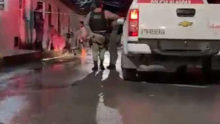 Dois homens foram mortos a tiros após criminosos invadirem uma residência na noite deste sábado (29), no Conjunto Paraíso do Horto, no bairro Chã da Jaqueira, em Maceió. 