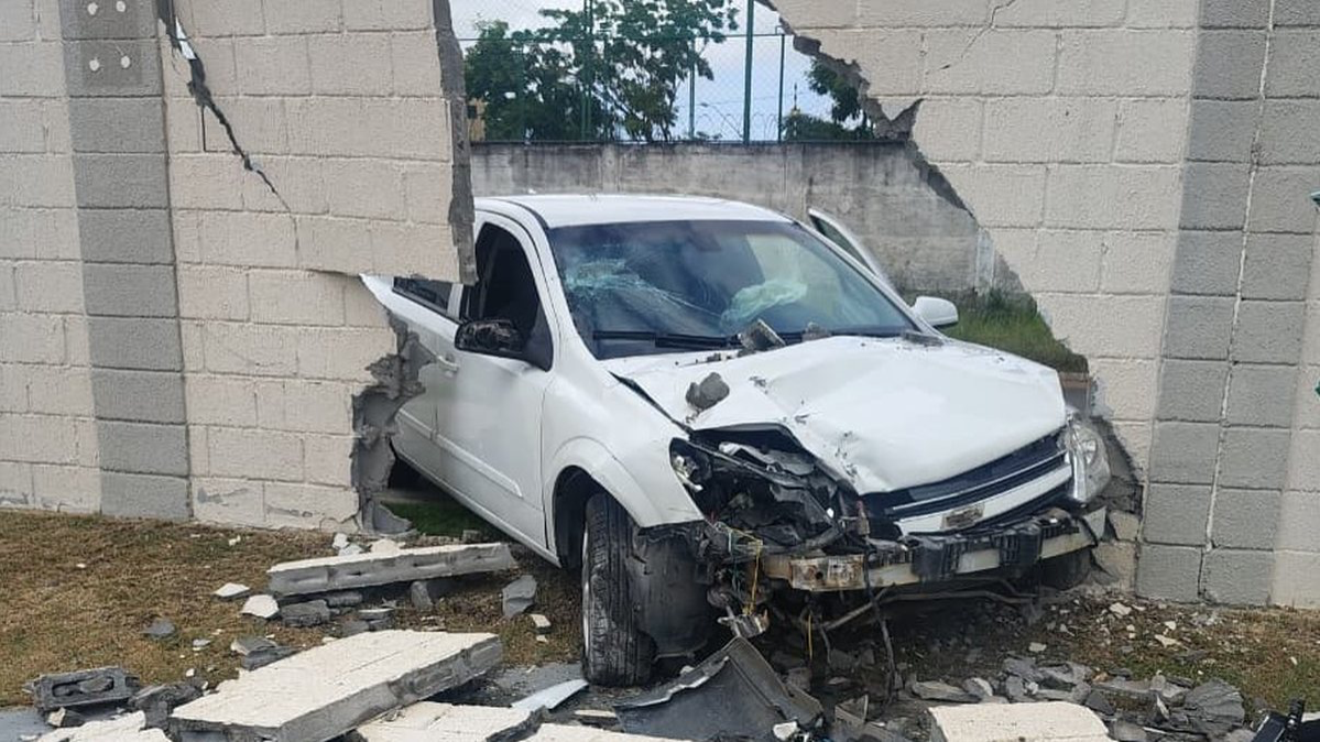 Carro derruba muro de condomínio durante a madrugada em Maceió  Um veículo bateu contra o muro de um condomínio no bairro Antares, na parte alta de Maceió, durante a madrugada deste domingo (30). Com o impacto, parte da estrutura desabou e 