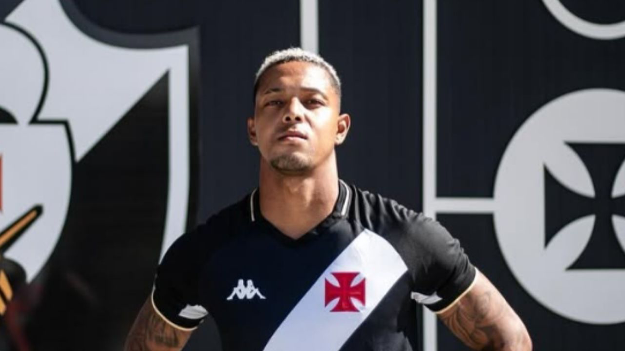 O jogador David Corrêa, conhecido como DVD, atacante do Vasco, é alvo de uma operação da Polícia Civil nesta segunda-feira (31), no Rio de Janeiro.