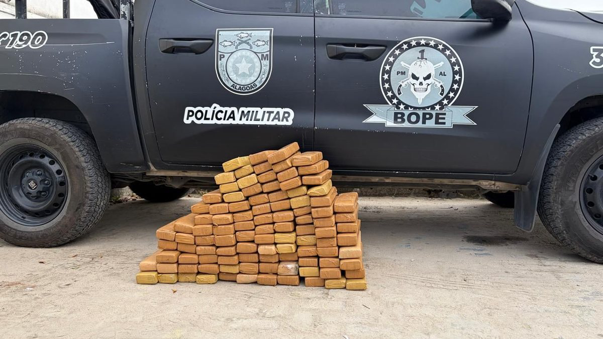 Idoso é preso com 100 kg de maconha escondidos em carro na Praia do Francês