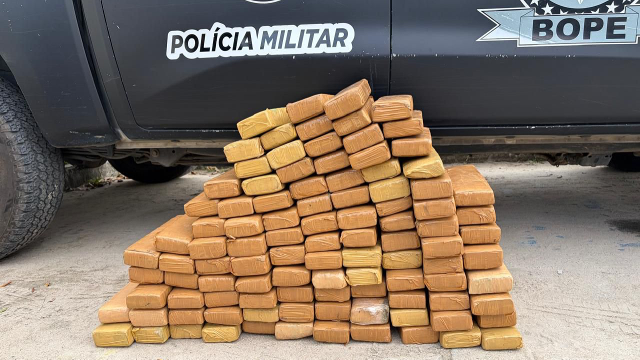 Um homem de 69 anos foi preso com cerca de 100 kg de maconha escondidos dentro de um carro, em Marechal Deodoro, na Região Metropolitana de Maceió.