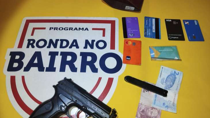 HOMEM É AGREDIDO APÓS SER FLAGRADO COM SIMULACRO EM ARAPIRACA  Um homem foi detido na noite desta quinta-feira (3), em Arapiraca, após ser encontrado com um simulacro de arma de fogo.