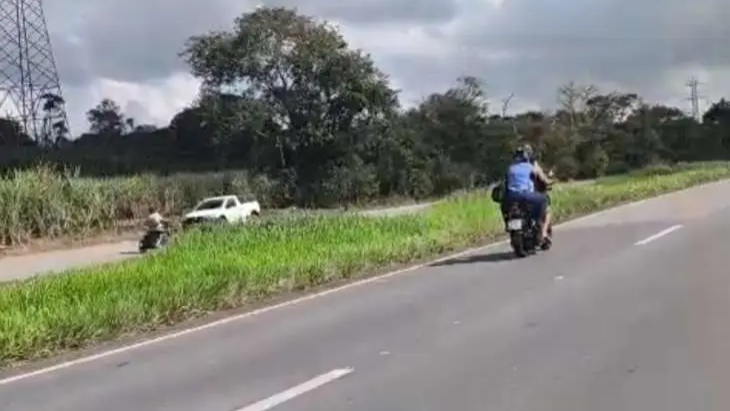Acidente deixa motorista ferido após carro colidir contra um poste. O veículo ficou danificado e a vítima precisou receber atendimento médico. As circunstâncias da colisão ainda serão apuradas.