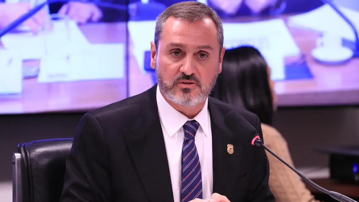 Dino determina reintegração de Andrei Rodrigues no comando da PF