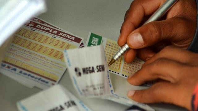 A sorte pode mudar de vida nesta quinta-feira!  A Mega-Sena sorteia hoje um prêmio estimado em R$ 76 milhões. As apostas podem ser feitas até as 20h, nas lotéricas ou pela internet.