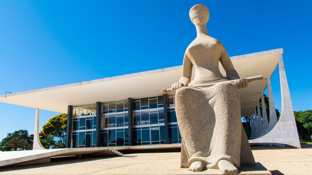 DECISÃO PODE IMPACTAR AS ELEIÇÕES DE 2026  O STF retoma nesta sexta-feira (11) o julgamento que analisa mudanças na Lei da Ficha Limpa. A discussão envolve, entre outros pontos, a redução do período efetivo de inelegibilidade e pode abrir c