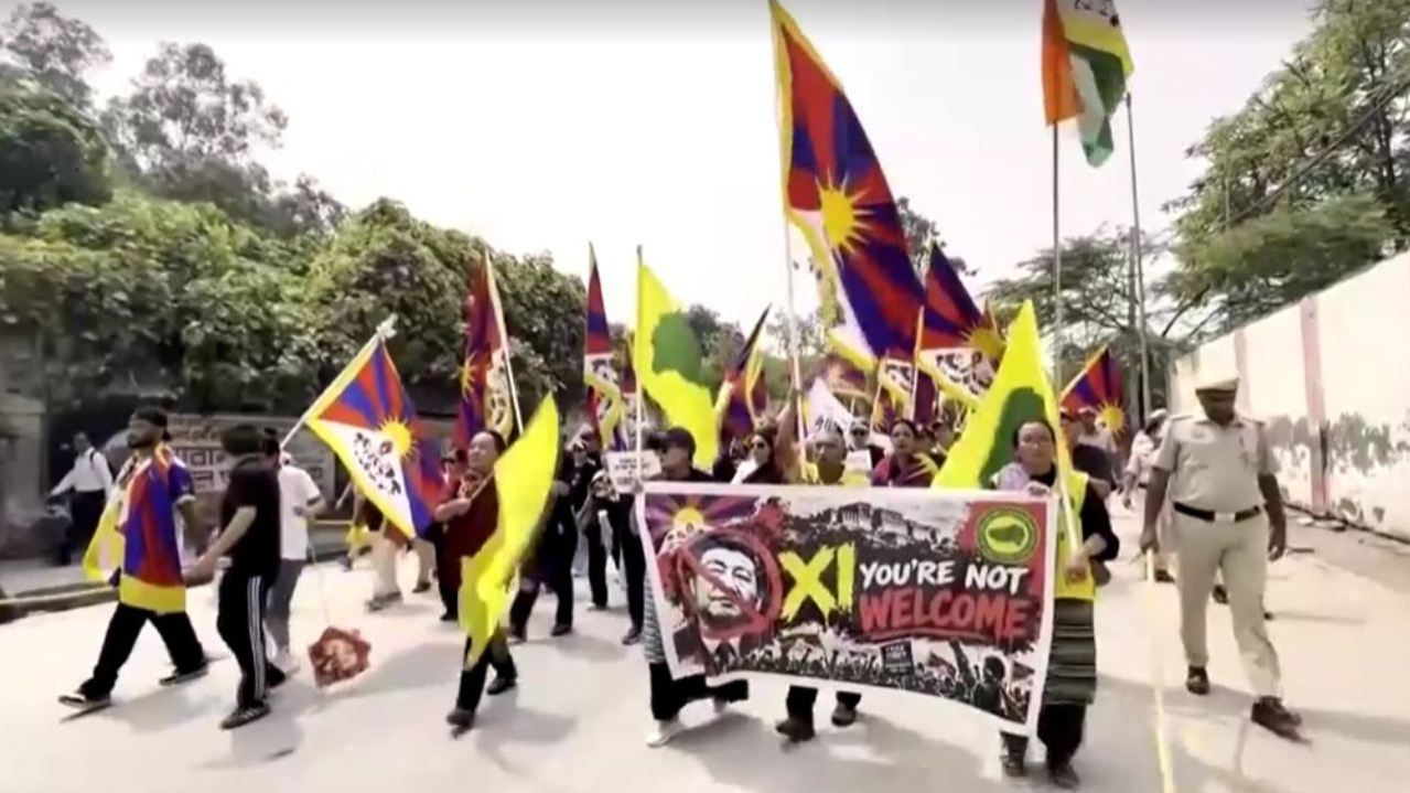 Exilados tibetanos protestam contra Xi Jinping antes da cúpula do Brics na Índia