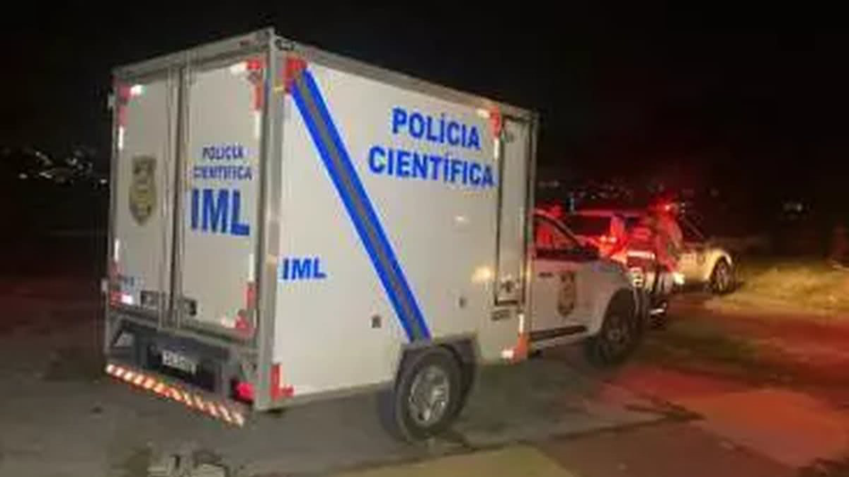 Dois homens foram mortos a tiros na noite deste sábado (12), no Benedito Bentes, em Maceió. Os crimes aconteceram com menos de uma hora de diferença e, em ambos os casos, as vítimas foram atingidas na região da cabeça. A Polícia Civil inves
