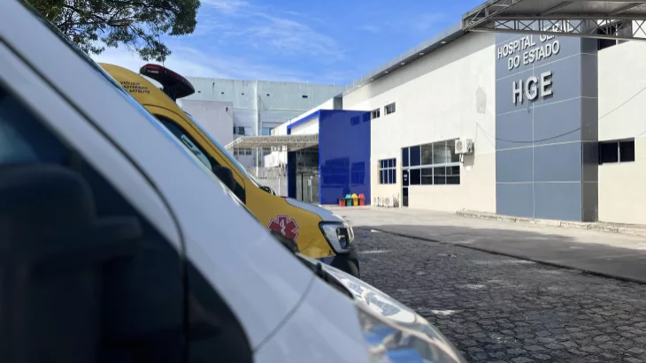 Dois homens foram baleados durante uma tentativa de homicídio na noite deste sábado (12), no Jacintinho, em Maceió. O suspeito fugiu em direção à Grota do Arroz e não foi localizado pela Polícia Militar.