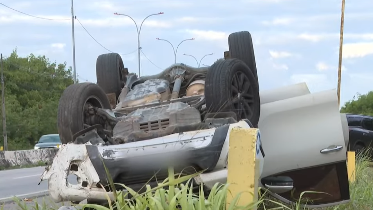 Um carro capotou durante a madrugada desta quarta-feira (16), próximo à Ponte Divaldo Suruagy, na AL-101 Sul. Quatro pessoas estavam no veículo e ninguém ficou ferido.