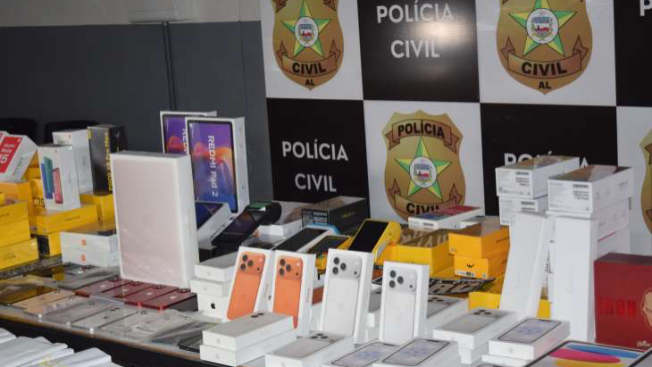 Operação conjunta apreendeu cerca de R$ 1 milhão em aparelhos eletrônicos em uma loja no bairro da Serraria, em Maceió. Entre os produtos estão iPhones, notebooks, tablets e smartwatches. A procedência das mercadorias será investigada.