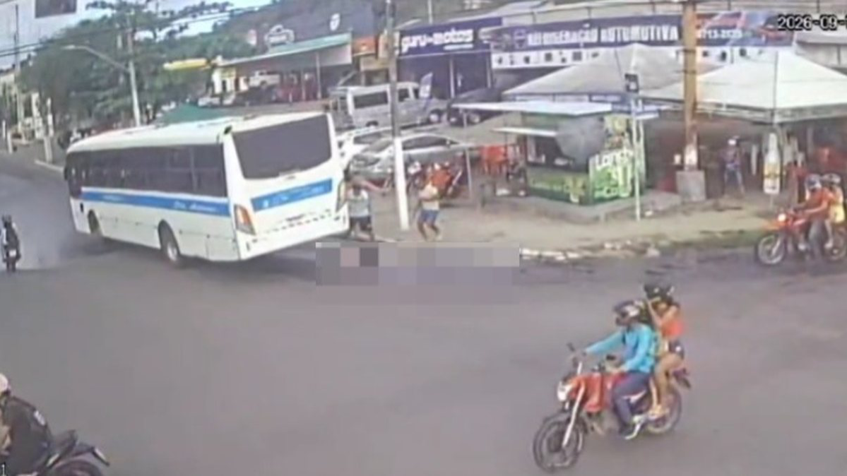 Uma mulher de 28 anos morreu após ser atropelada por um ônibus na tarde desta sexta-feira (18), no bairro do Bom Parto, em Maceió. A vítima sofreu uma parada cardiorrespiratória e morreu ainda no local.