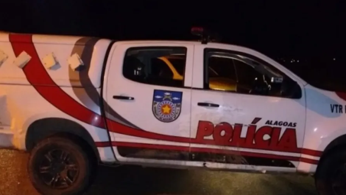 Ataque a tiros deixa dois mortos e um ferido no Benedito Bentes  Duas pessoas morreram e outra ficou ferida após um ataque a tiros registrado na madrugada deste domingo (20), nas proximidades do Conjunto Parque dos Caetés, em Maceió.