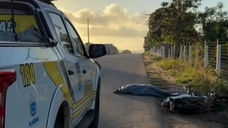 Motociclista morre após acidente na AL-486, em Craíbas  Um homem de 39 anos morreu neste domingo (20) após ser arremessado da motocicleta que conduzia ao passar por um redutor de velocidade na zona rural de Craíbas, no Agreste de Alagoas.