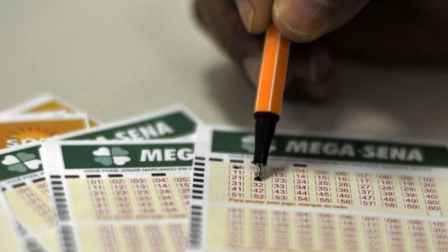 É dia de Mega-Sena! O concurso 3.061 será sorteado nesta terça-feira (22), com prêmio estimado em R$ 32 milhões. As apostas podem ser feitas até as 20h. O sorteio acontece às 21h.