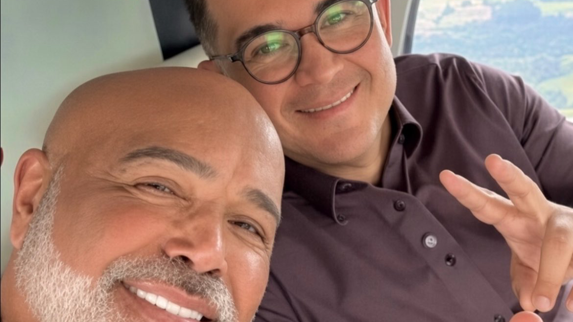  Último registro antes da tragédia  Uma das últimas fotos do cantor sertanejo Rick, da dupla Rick & Renner, foi feita dentro do helicóptero momentos antes da aeronave desaparecer em Santa Catarina.