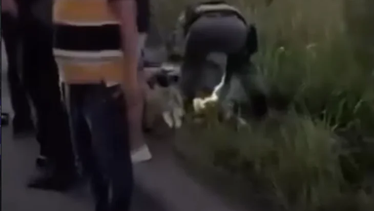 Tragédia em Maceió  Uma mulher morreu e um homem ficou ferido após a motocicleta em que estavam bater contra um poste de energia elétrica, na manhã deste domingo (27), na ladeira de acesso ao bairro Fernão Velho.  A vítima morreu ainda no l
