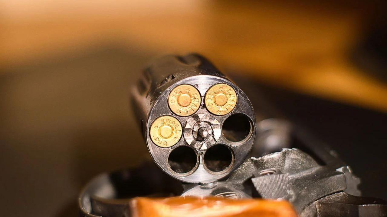 Um jovem de 19 anos foi baleado após um disparo de arma de fogo durante uma brincadeira de “roleta-russa”, em São Carlos, no Oeste de Santa Catarina. A vítima foi atingida no abdômen e transferida para um hospital em Chapecó. A Polícia Civi