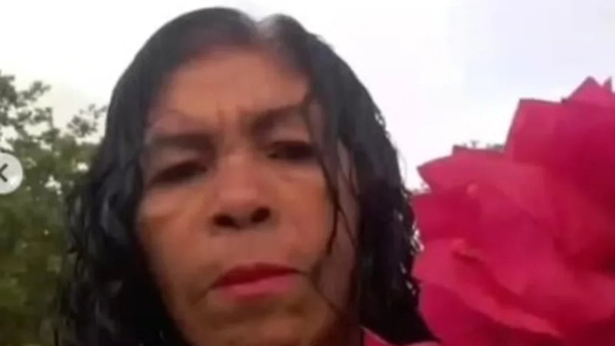 A Polícia Civil divulgou novos detalhes sobre o feminicídio de Maria do Socorro Gomes, de 47 anos, ocorrido na zona rural de Olho d’Água do Casado, no Sertão de Alagoas. A vítima foi encontrada sem roupas e com lesões na cabeça. Exames deve