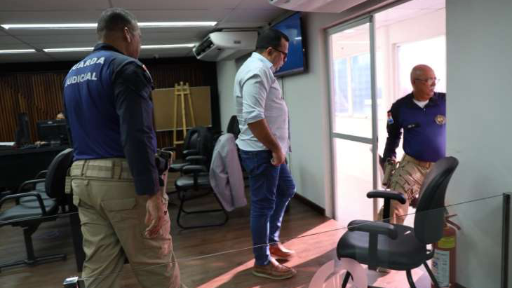 O bancário Sérgio Praxedes Praxedes dos Santos Filho foi condenado a 22 anos, 3 meses e 3 dias de prisão pelas mortes de dois homens e pela lesão corporal grave de uma terceira vítima em um acidente ocorrido em Maceió. O Tribunal do Júri re