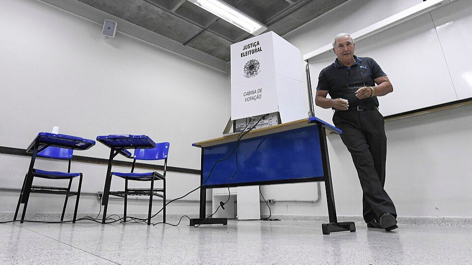 Com a aproximação das Eleições 2026, uma das dúvidas dos eleitores é sobre quem precisa comparecer obrigatoriamente às urnas. No Brasil, o voto é obrigatório para pessoas brasileiras alfabetizadas com mais de 18 e menos de 70 anos. Já para 