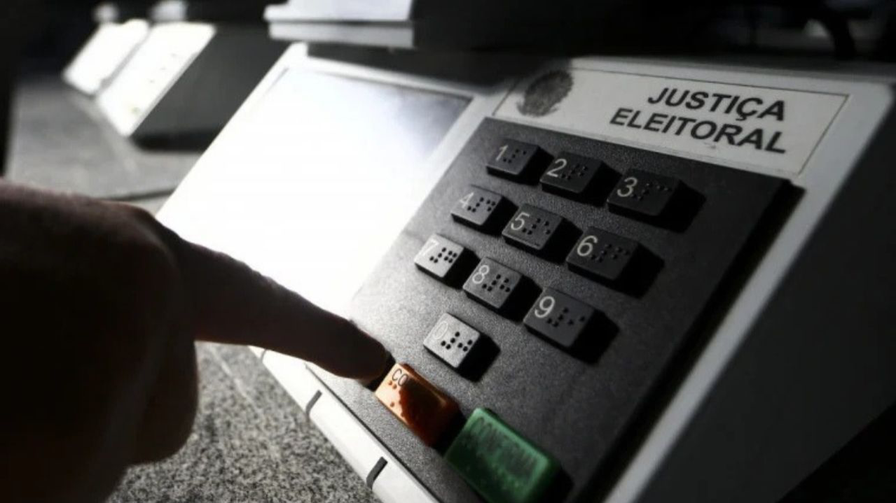 O Brasil registrou o período pré-eleitoral mais violento dos últimos 10 anos, segundo levantamento da Terra de Direitos e Justiça Global.  Entre outubro de 2024 e agosto de 2026, foram contabilizados 354 episódios de violência política — um