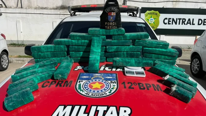 A Polícia Militar apreendeu 27 kg de maconha e uma balança de precisão durante uma operação no bairro São Jorge, em Maceió, nesta sexta-feira (2). Dois homens foram presos e um terceiro suspeito conseguiu fugir durante a abordagem. Segundo 