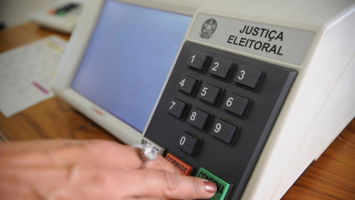 ELEIÇÕES 2026 | O Brasil vai às urnas neste domingo (4) para escolher presidente da República, governadores, senadores e deputados. A votação ocorre das 8h às 17h, pelo horário de Brasília. Quem estiver na fila no horário de encerramento te