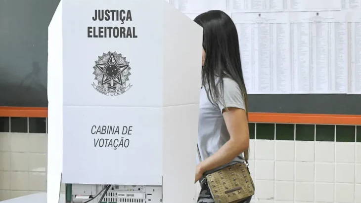 As mulheres são maioria no eleitorado, representando 53% do total. O estado também registra alta cobertura biométrica, além da participação de jovens, idosos, indígenas, quilombolas e pessoas com deficiência.