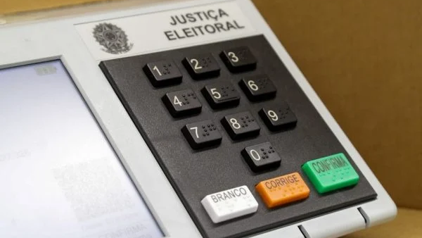 O número de urnas eletrônicas substituídas em Alagoas chegou a 23 antes do fim da votação neste domingo (4). Segundo o TRE-AL, os equipamentos apresentaram falhas técnicas em Maceió e outros dez municípios. As trocas foram realizadas para g