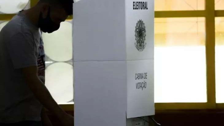 Um eleitor foi detido neste domingo (4) após tentar filmar o próprio voto dentro da cabine de votação, em uma seção eleitoral no bairro Clima Bom, em Maceió. A ocorrência foi percebida por um mesário, que acionou a Polícia Militar. O homem 