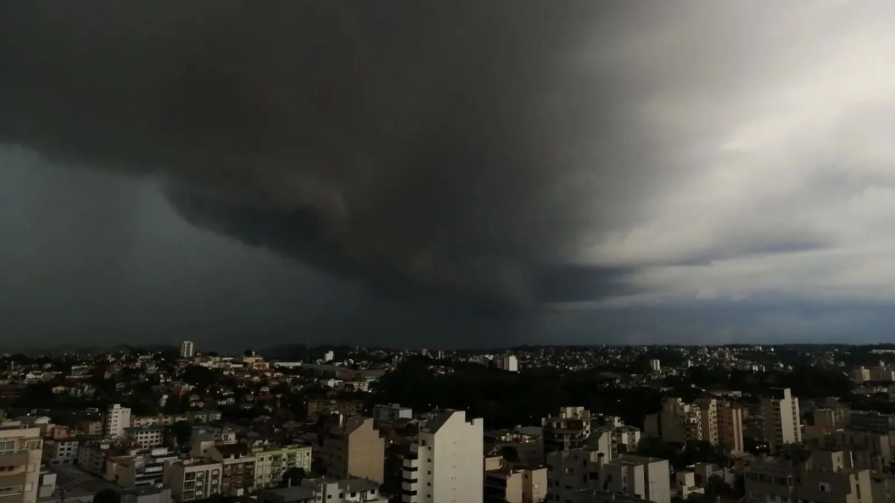 ATENÇÃO PARA O TEMPO! Chuva forte e possibilidade de temporais devem atingir diferentes regiões do Brasil nesta terça-feira (6).  Paraná, Santa Catarina, São Paulo, Rio de Janeiro e Mato Grosso do Sul estão entre as áreas com maior risco de