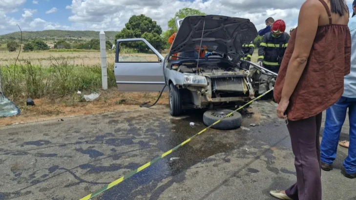 ACIDENTE GRAVE NA AL-486  Uma caminhonete Chevrolet S10 teria invadido a contramão e atingido de frente um Fiat Uno na tarde desta segunda-feira (5), próximo ao povoado Tabela, na zona rural de Arapiraca.