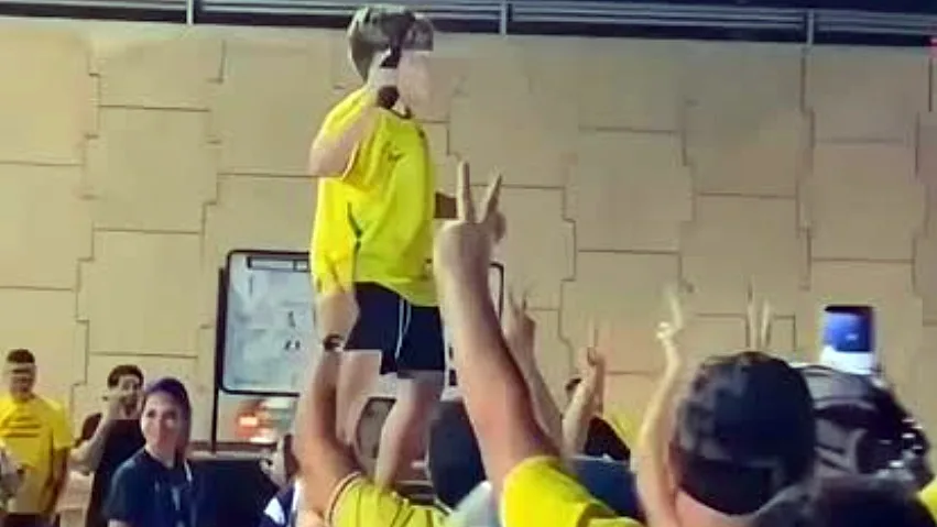 A mãe de um menino de nove anos acionou a Justiça após o filho aparecer em vídeos exibindo armas de brinquedo durante uma comemoração política em Parnamirim, no Rio Grande do Norte. O Conselho Tutelar considerou que a criança foi exposta a 