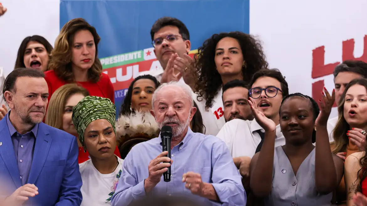 Lula cobra Flávio Bolsonaro sobre apoio ao fim da escala 6x1