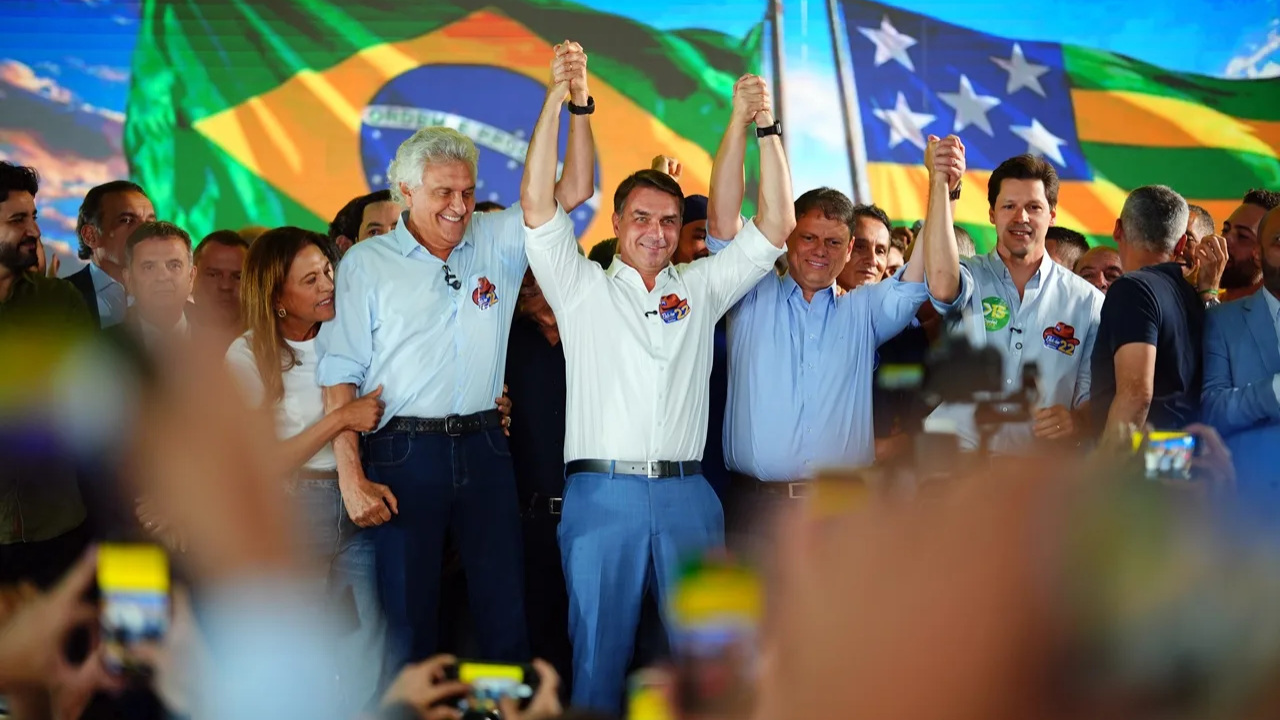 Flávio Bolsonaro recebe apoio de partidos e fala em mudar Constituição