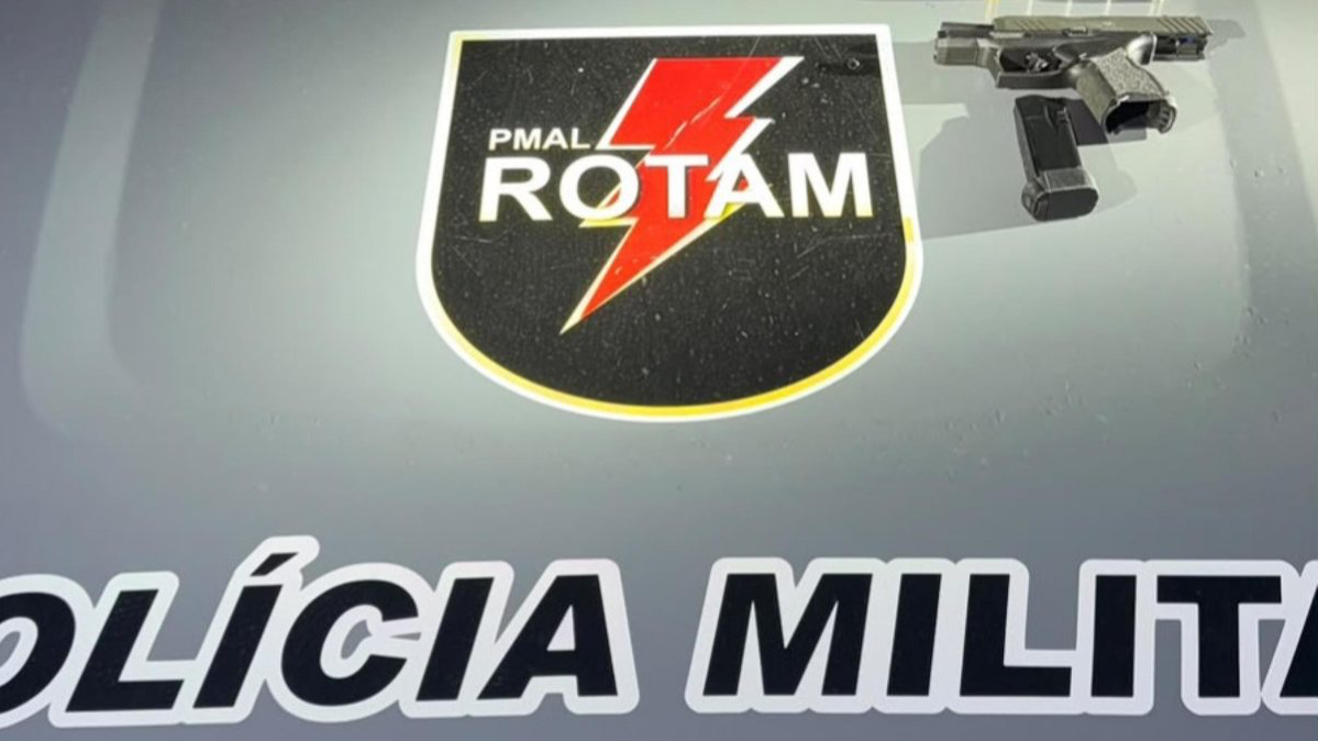 Um homem suspeito de tráfico de drogas foi preso na madrugada desta segunda-feira (12), na Grota Santa Helena, na Chã da Jaqueira, em Maceió. Durante a ação, a Polícia Militar apreendeu uma pistola calibre 9 mm com numeração suprimida e oit