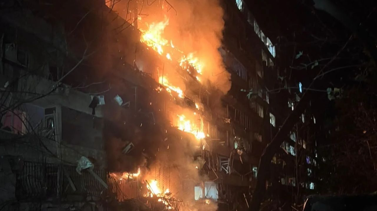 Ataques russos atingiram instalações de energia e edifícios residenciais em Kiev, na Ucrânia, nesta quarta-feira (14), deixando mortos, feridos e provocando cortes no fornecimento de eletricidade.