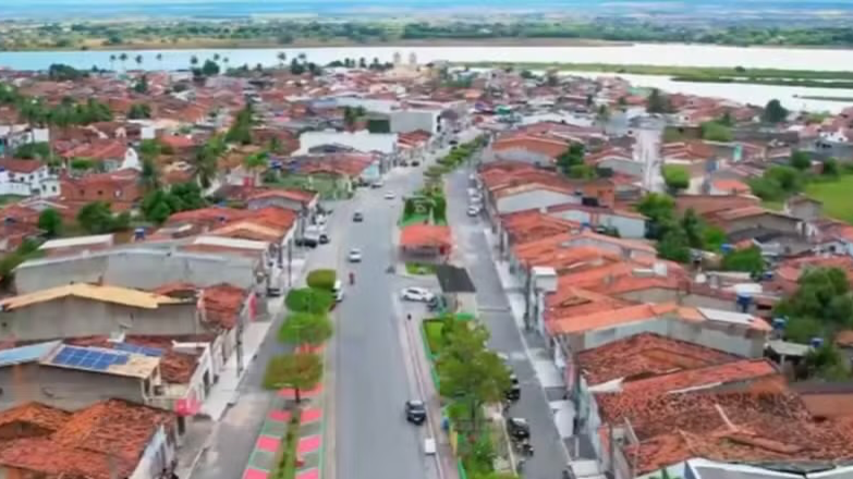 Um professor de História, de 50 anos, foi preso preventivamente suspeito de crimes sexuais contra quatro adolescentes, com idades entre 14 e 15 anos, em Porto Real do Colégio, no interior de Alagoas. A prisão ocorreu em Igreja Nova. Durante
