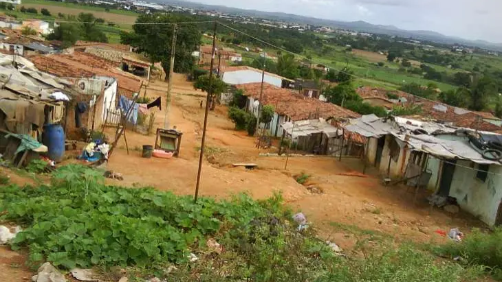 Um homem é procurado suspeito de matar o atual companheiro da ex-mulher e feri-la durante um ataque na noite de sábado (17), na região do Lixão das Mangabeiras, em Arapiraca. A mulher foi socorrida para o Hospital de Emergência do Agreste. 