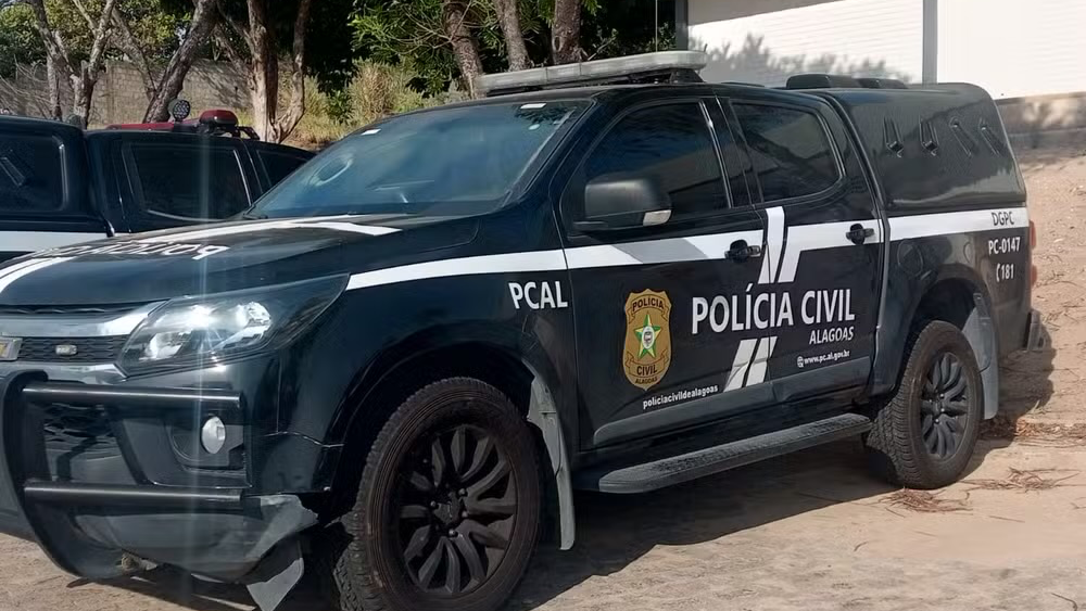 Uma criança de 2 anos foi baleada no joelho dentro de casa durante um ataque a tiros registrado na noite de sexta-feira (16), em Coruripe, no Litoral Sul de Alagoas. Segundo a Polícia Militar, dois homens em uma motocicleta efetuaram dispar