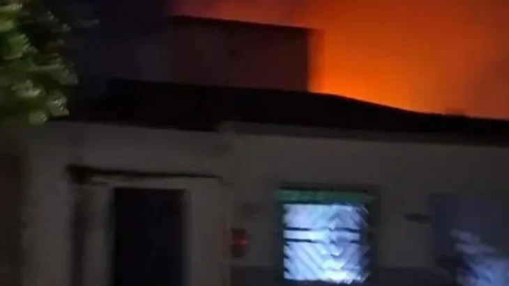 Uma explosão em um imóvel suspeito de abrigar uma fábrica clandestina de fogos de artifício assustou moradores de Arapiraca, na noite deste domingo (18). Uma criança sofreu queimadura leve em um dos braços, e casas foram danificadas. A Polí