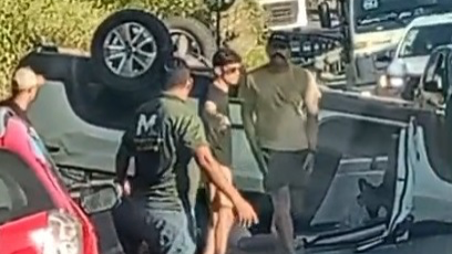 Um motorista ficou ferido após o carro capotar na tarde desta terça-feira (20), na Ladeira do Catolé, na BR-316, em Satuba, na Região Metropolitana de Maceió. O Samu realizou o socorro da vítima com apoio do Corpo de Bombeiros Militar de Al
