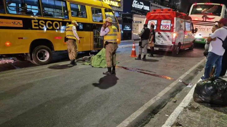 Adolescente de 14 anos morre após ser atropelado por um ônibus na noite desta quarta-feira (21), no Largo Dom Fernando Gomes, no Centro de Arapiraca. A vítima, identificada como Ítalo Bruno Luis de Souza, caiu da bicicleta e foi atingida pe