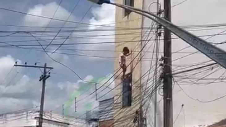 um policial militar resgata uma criança presa em fios de alta tensão, em Delmiro Gouveia, no Sertão de Alagoas. A menina teria caído da janela de um imóvel. Ainda não há informações oficiais sobre seu estado de saúde.