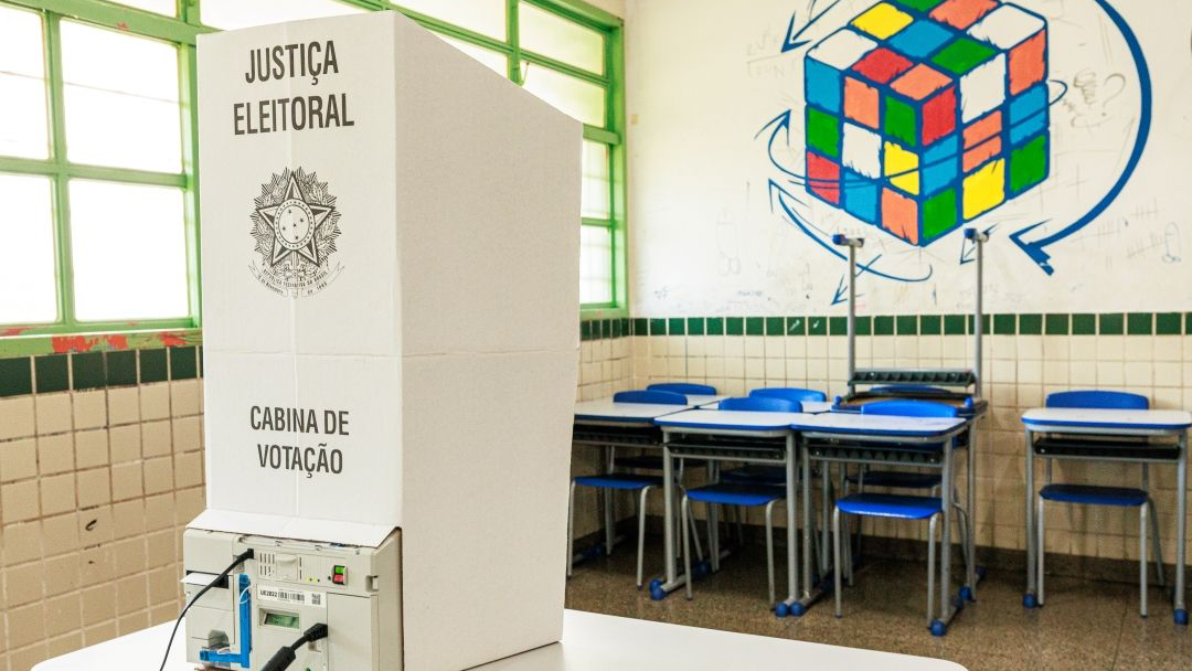 Com Lula e Flávio Bolsonaro empatados em 50% dos votos válidos, segundo o Datafolha, a mobilização dos eleitores pode ser decisiva no segundo turno. Especialista destaca que o comparecimento às urnas e a transferência de votos estão entre o